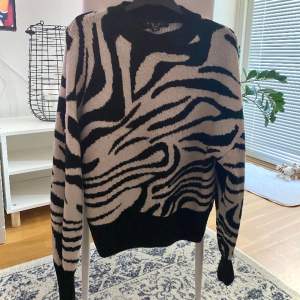 Säljer min väns Zebra tröja då hon köpte en annan, i bra skick, endast använd ett fåtal gånger😇