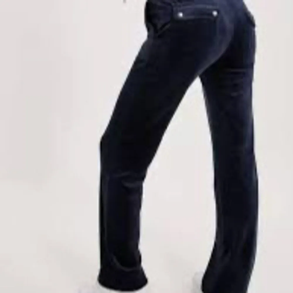 Säljer mina Juciy byxor då dom inte kommer till användning 💕storlek xs men passar s. Jeans & Byxor.