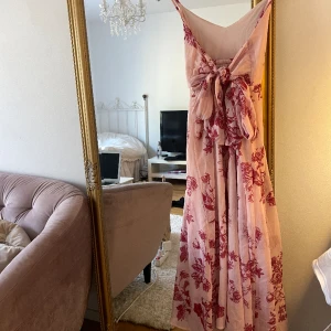 Vacker rosa klänning - Jätte fin klänning. Perfekt till sommarfest. I storlek xs men passar även s och M