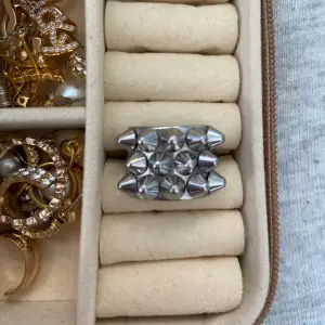 Säljer min edblad ring pga jag har bytt till guld smycken. Använd ett par gånger men fortfarande bra skick. Ringen är i storlek M (17,5 mm) Ny pris är 399kr. Säljer för 270 kr + frakt men pris kan diskuteras ❣️