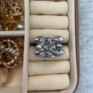 Edblad ring - Säljer min edblad ring pga jag har bytt till guld smycken. Använd ett par gånger men fortfarande bra skick. Ringen är i storlek M (17,5 mm) Ny pris är 399kr. Säljer för 270 kr + frakt men pris kan diskuteras ❣️