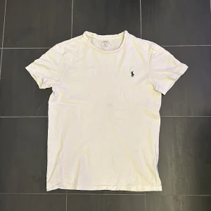 Ralph Lauren T-Shirt - Säljer denna Ralph Lauren T-Shirt i riktigt bra skick, storlek S fast passar nästan xs, skön och klassisk till outfits! Hör gärna av er vid funderingar eller frågor! 