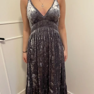Maxiklänning i sammet  - Sjuk fin sammets klänning inför sommaren. Väldigt bra skick 