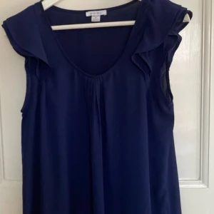 Topp - En fin kortärmad blus i marin blå💕