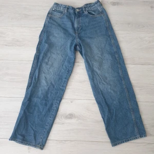 Blåa Jeans baggy  - Tja, säljer ett par baggy jeans ifrån HM som inte andvänds längre. Storleken är 164. Snygga jeans för dom som gillar skaterstyle.