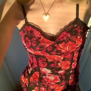 Blommig topp - Söt blommig topp från beyond retro🫡 Storlek S (återkommer med bättre bild…)