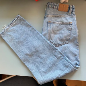 Weekday Blå Jeans  - Weekday modellen ”Voyage”. Skick 6/10, lite smutsiga men bör gå bort i tvätt. Modellen är 163, och passar mycket bra på honom. 