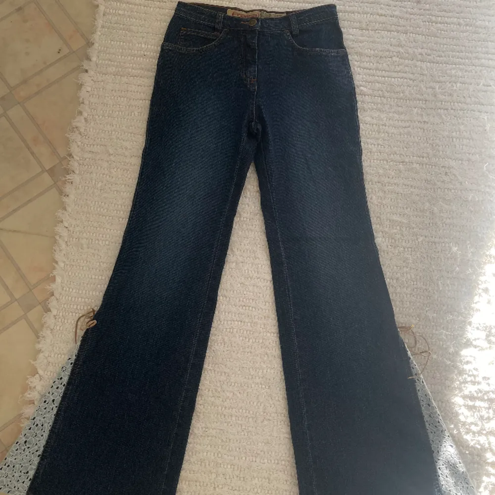 Så coola och unika bootcut jeans i nyskick! Säljer då de tyvärr är  för små för mig.🩵. Jeans & Byxor.