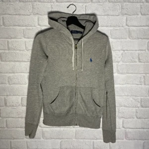 Ralph Lauren zip Hoodie - Köptes på plick men för liten för mig så säljer den, bara testat en gång. Skriv till mig för fler frågor 😁