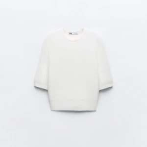 Vit stickad T-shirt  - Jättesöt tröja från zara som inte används längre då den är lite liten. Storlek S men väldigt liten i storleken🌸