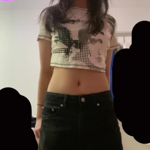 Vit cropped tee med grön tryck  - Säljer en gullig vit t-shirt med grönt tryck som knappt har använts💕 Perfekt för våren och sommaren då den är croppad och rätt så luftig☀️ Storlek M men passar mig som vanligtvist är S-XS! Skriv om ni har några frågor eller vill ha fler bilder!💕