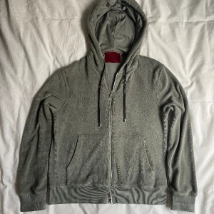 Limitato frotté hoodie - Tvär fet Limitato frotté zip-hoodie. Skick: 9/10. Nypris: ca 3000kr. Originalbox och lappar medföljer🤝 Kom privat för skarpare bilder!