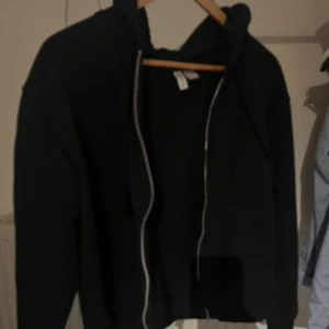 Tröja med dragkedja - Aldrig använd, nyskick 