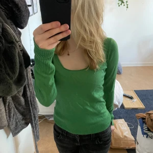 Grön stickad tröja - Fin grön stickad tröja med urringning men kommer ej till användning längre. St. M men passar mig som har xs-s. Bra skick, inga defekter.