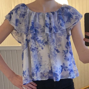Blå vit blus  - En vit blå blus i stl xs. I bra skick 