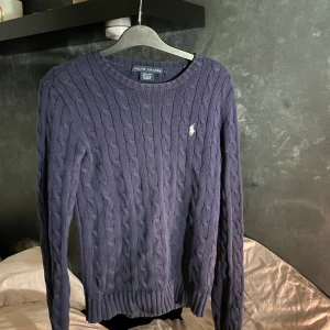 Kabelstickad tröja Ralph Lauren  - Passar både dam och herr. Storlek S. Tecken på användning men skulle ändp säga att den är i bra skick.