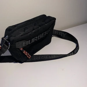 Burberry axelväska - Axelväska från Burberry i nyskick. Köparen betalar frakt.