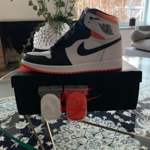 Nya Jordan High Electro orange helt nya - Säljer mina Jordan high electro orange som är deadstock alltså aldrig använda, de är endast laceade och är helt nya och allt box snören och kvitto medföljer. Köpte på droppet för 1800 och säljer för samma