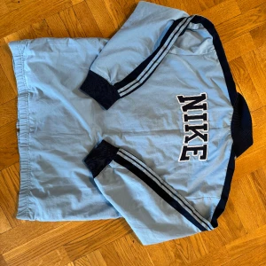 Nike 90s jacka - Strlk 14-16. Passar nog en mindre vuxen.