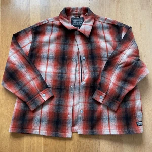 Levis - Hej! Säljer en väldigt fin flannel jacka från Levis. Använd ett fåtal gånger. Finns i Stockholm och kan skickas! 
