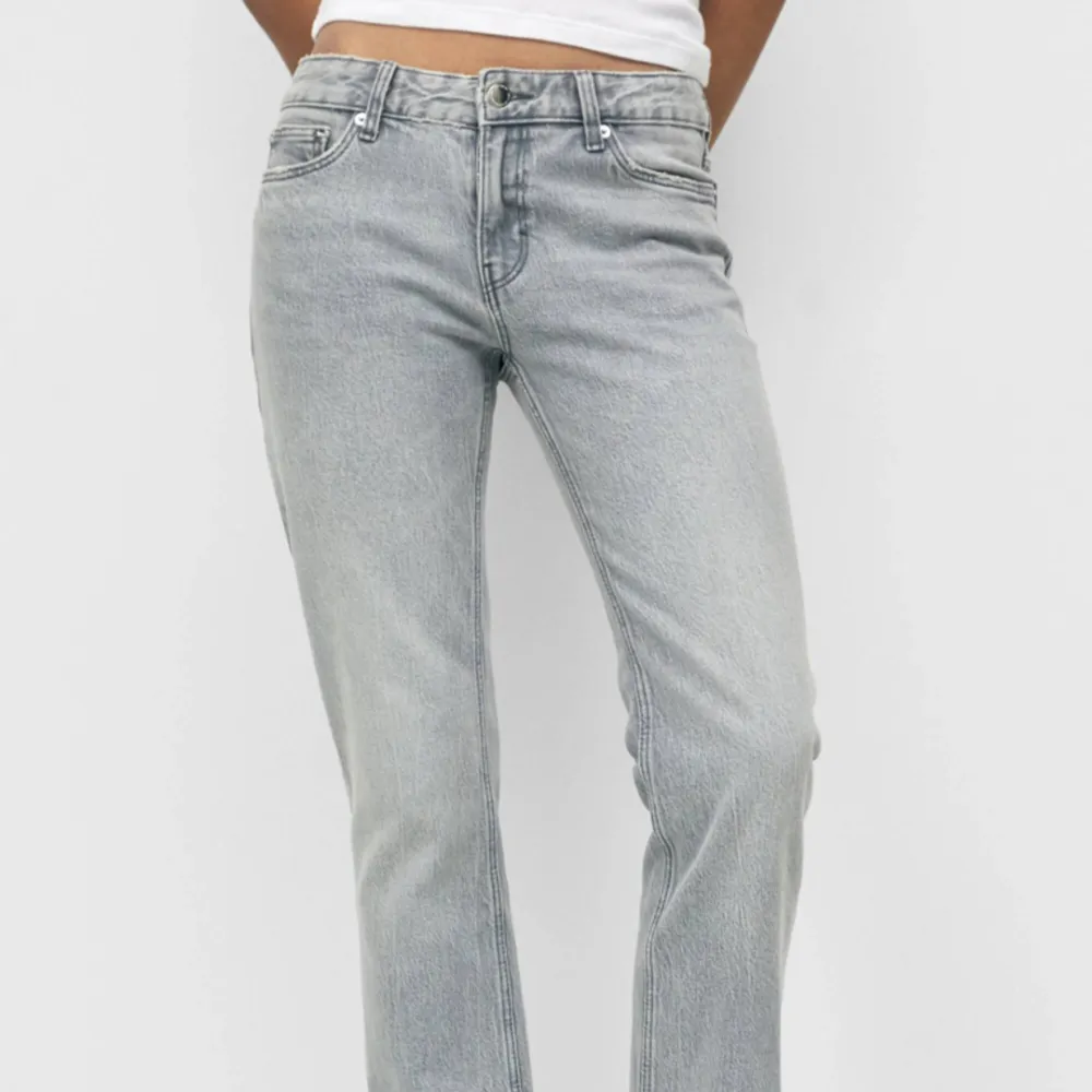 Säljer dessa as snygga gråa jeans. Sitter skit bra i både midja och längd. Är 164.. Jeans & Byxor.