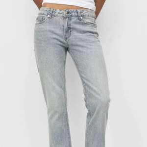 Säljer dessa as snygga gråa jeans. Sitter skit bra i både midja och längd. Är 164.