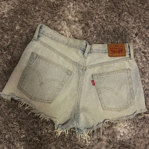 Levis shorts - Ett par jättefina Levis shorts! Finns ingen storlek utskriven i shortsen men passar mig som vanligtvis har stl 36. Shortsen har en jätteliten fläck över vänster ficka, som syns på första bilden, men det är inget man tänker på i verkligheten💞 