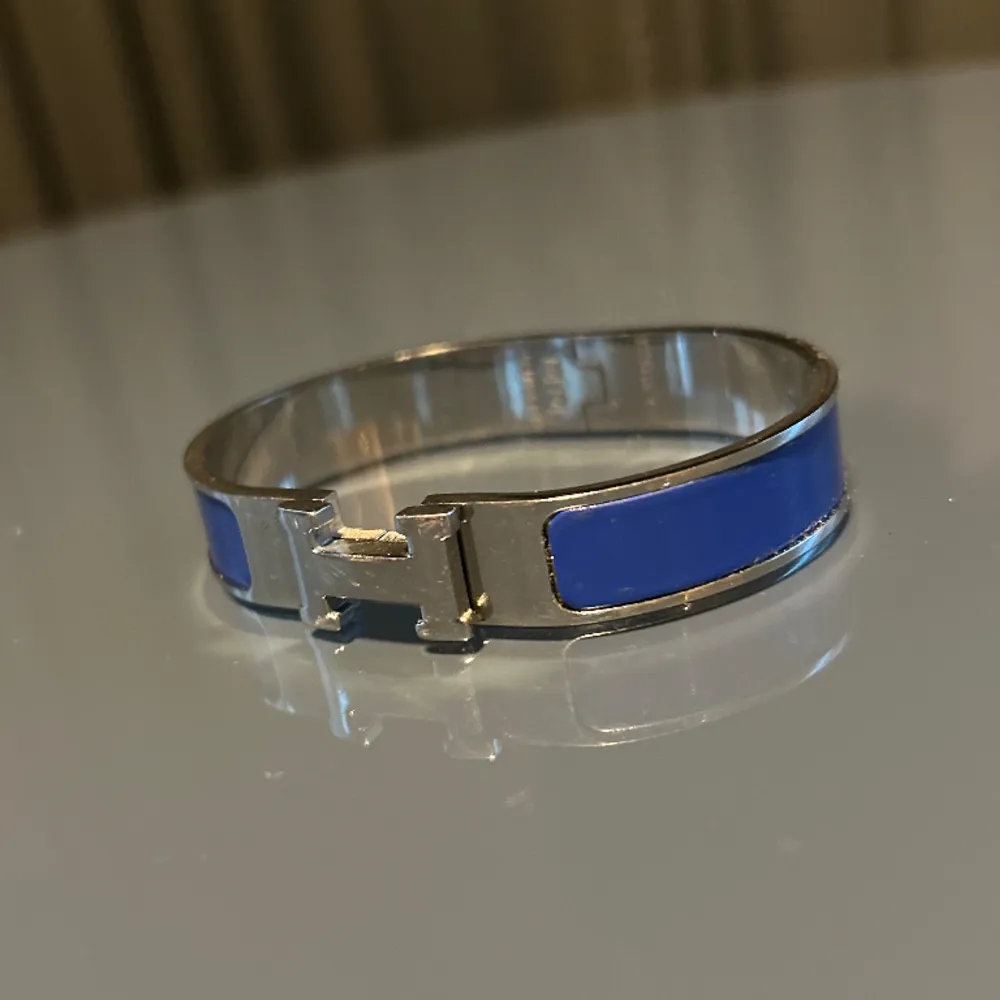 Ett hermes armband i fint skick med stämpel och allt färgen är marinblå/blå 1199 priset är inte hugget i sten äkta såklart skriv vid funderingar . Accessoarer.