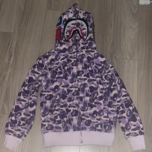 Bape hoodie - Bape hoodie (inte äkta) i storlek L men sitter som S/M as bra kvalitet går inte å hitta bättre❗️ tjockt grovt material, går inte å se att den inte är äkta bara tagen i som är lite för gul‼️ Skriv privat för mer bilder/info
