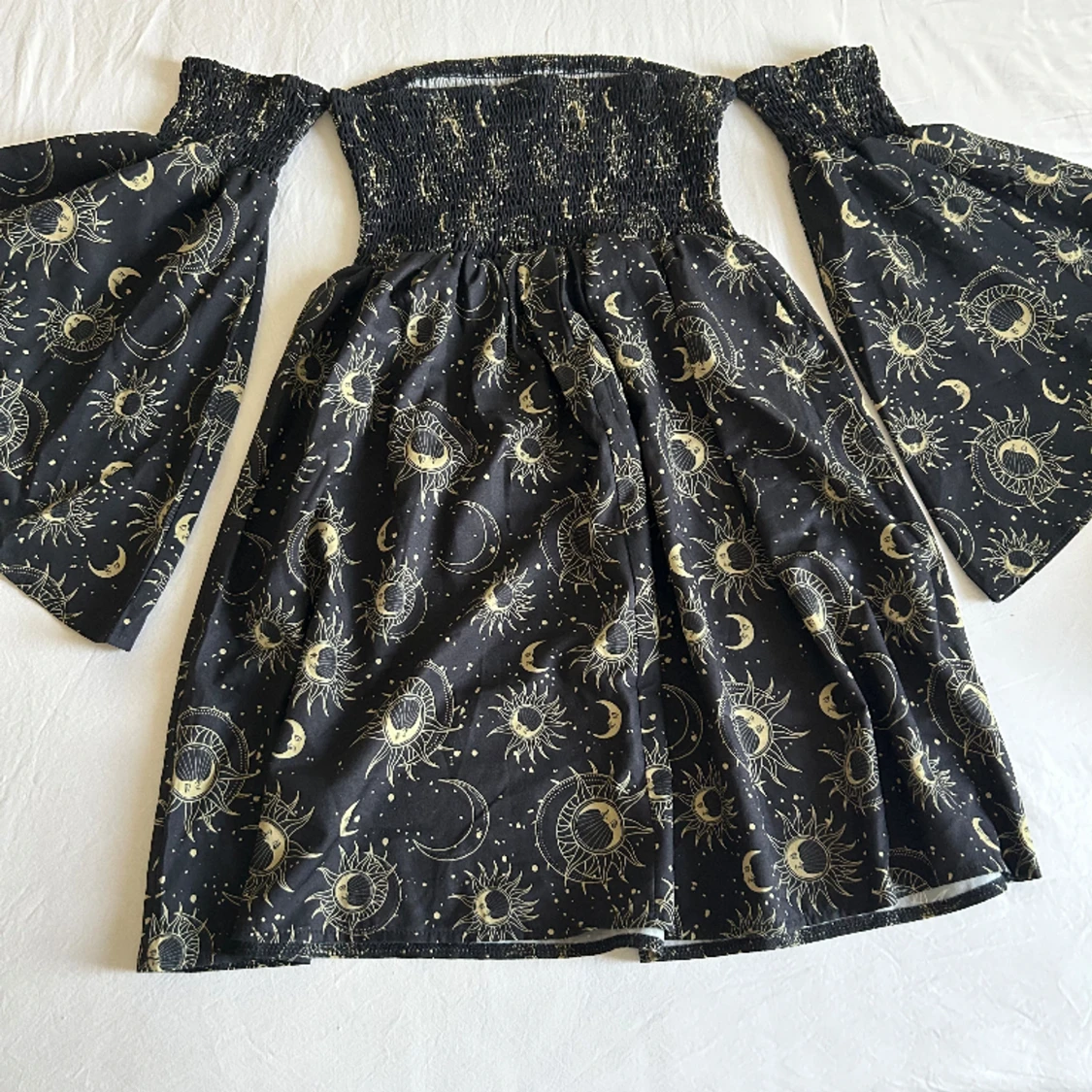 Off shoulder svart klänning  - 90