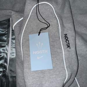 Orginal 3M Nocta hoodie i grå, storlek M men passar även S. Cond 9.2/10 mer eller mindre ny skick kan skicka flera bilder. Nypris nästan 1500, pris kan diskuteras