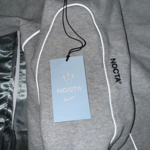 Nocta 3M hoodie - Orginal 3M Nocta hoodie i grå, storlek M men passar även S. Cond 9.2/10 mer eller mindre ny skick kan skicka flera bilder. Nypris nästan 1500, pris kan diskuteras