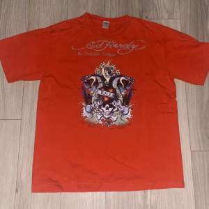 Ed Hardy tshirt från typ tvåtusentalet Köpte den på plick för länge sen å använder nt längre för d nt min stil. Skriv privat för mer bilder/info