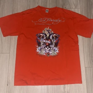 Ed Hardy tshirt - Ed Hardy tshirt från typ tvåtusentalet Köpte den på plick för länge sen å använder nt längre för d nt min stil. Skriv privat för mer bilder/info