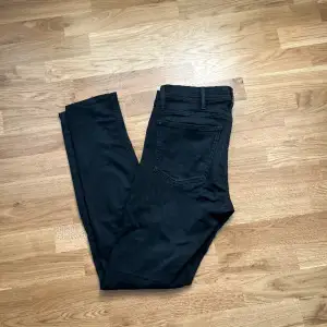 Ett par svarta Replay Jondrill jeans i storlek 31. Ett par jeans som inte är använda på 1 år men är i bra skick. 