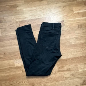 Replay Jondrill jeans  - Ett par svarta Replay Jondrill jeans i storlek 31. Ett par jeans som inte är använda på 1 år men är i bra skick. 