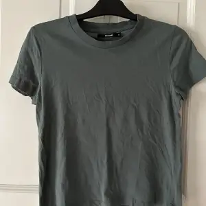 Sparsamt använd T-shirt från bikbok. Lite mer grön i verkligheten svårt att få på bild. Har legat vikt och därför skrynklig.  Katt finns i hemmet  Finns på flera sidor