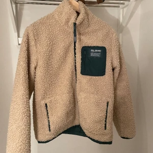 Axel Arigato Jacka - Jättefin Axel Arigato jacka. Fint skick och har knappt använt den. Den är ”vitare” än på bilden, men skulle säga att den är lite mer åt det biega hållet