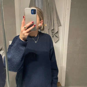 Stickad tröja - Fin mörkblå stickad tröja från hm, finns ej att köpa längre, lite nopprig ❣️