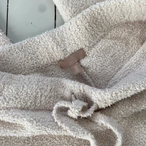 H&M mjukisar - Fluffiga H&M mjukisar som är supermysiga och bekväma. Använda några få gånger, jättebra skick! 