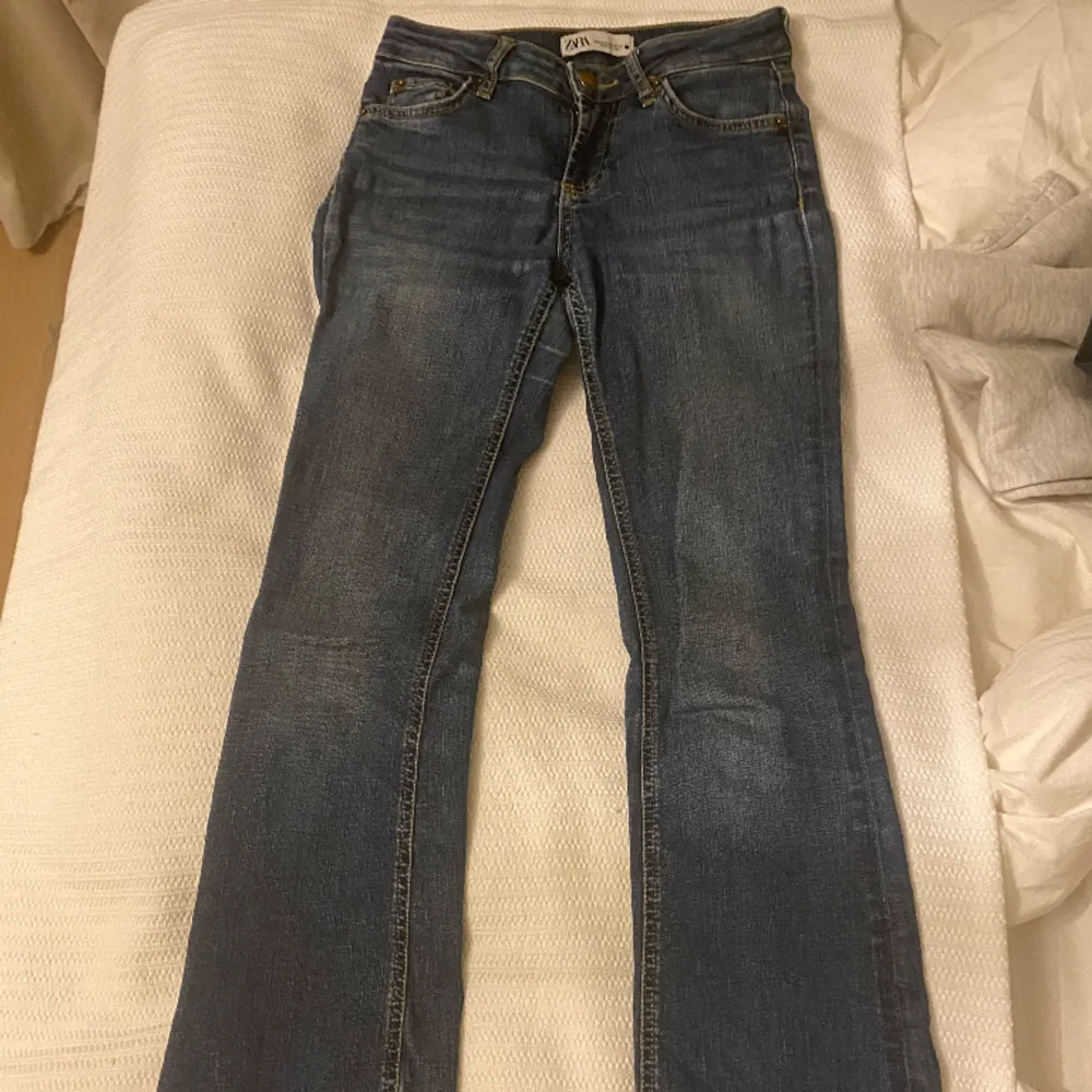 Low waist bootcut jeans från zara. Helt ok skick. Lite slitna längst ner ( se bild 3)  Jätte fina och super sköna. Dessa jeans säljs inte länge så passa på här för bra pris! 💕 bara skriva vid frågor om mot eller annat!💕. Jeans & Byxor.
