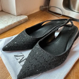 Zara klackskor  - Spetsiga svartglittriga klackskor från zara. Använda en gång så är i bra skick ❣️ låg klack på 3cm