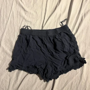 Linneshorts  - Marinblå linneshorts från Vero Moda