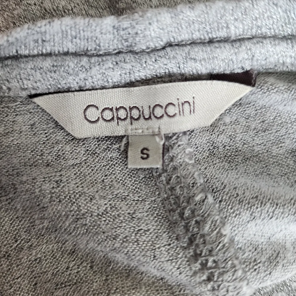 Grå topp från Cappuccini i storlek S. Skön material. Mycket väl använd.. Toppar.