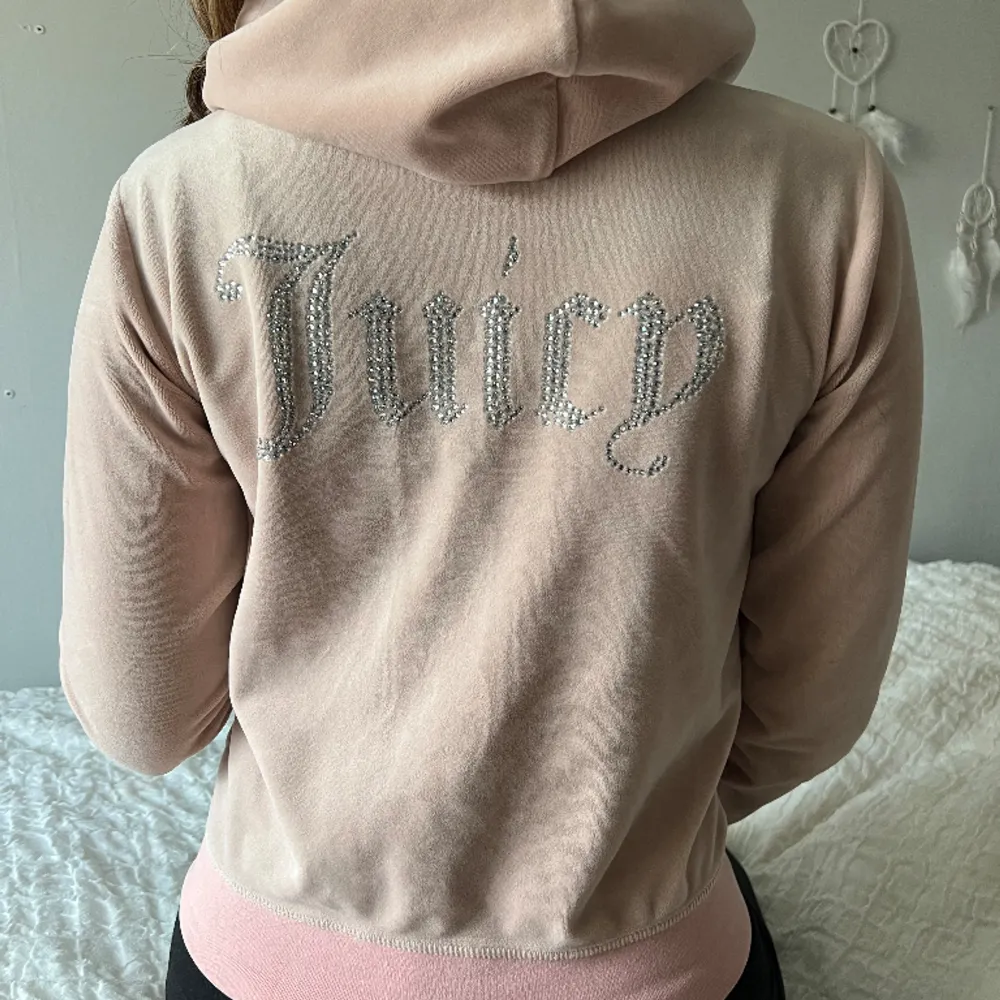 jätte fin juicy couture tröja i ljus rosa!🎀 bra skick, säljer då jag är i behov av pengar!💕💕 . Tröjor & Koftor.