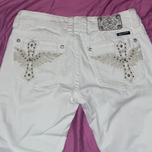 Vita Miss me ❤️ - PRISET ÄR DISKUTERBART VID SNABB AFFÄR!! Säljer ett par vita miss mes som hade ett hål i skrevet som jag sytt ihop ❤️ hon på bilden är 170cm, byxorna är utsydda :) Skriv om du har frågor ❤️