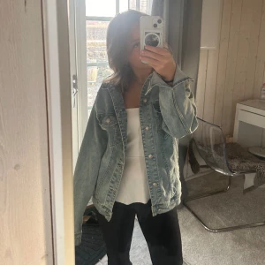 Jeansjacka  - Superfin jeansjacka ifrån Zara 🙏🏽köptes i våras men säljer då den inte kommit till användning. I nyskick, skriv för frågor! 🩷 