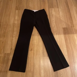 Kostymbyxor - Säljer dessa kostymbyxor pga av att dom var för stora i midjan passar mig i längden och är 1,68 dom är i storlek 36 och ifrån märket Neo Noir aldrig använda bara testat på💞(står ej för frakten)