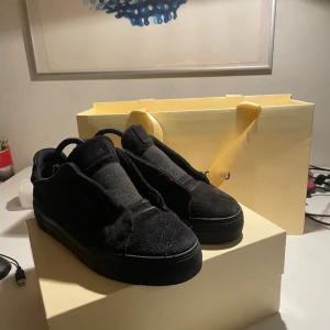 Axel arigato  - 710 en liten fläck på höger sko men syns inte så tydligt vid användning. ALLT OG FÖLJER MED KÖPTA PÅ ARIGATOS BUTIK I STHLM 