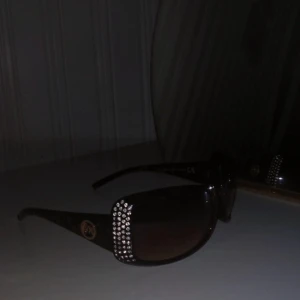 Y2k solglasögon  - Har ingen aning om dom är äkta eller inte, är min mammas gamla❤️ säljer för jag behöver pengar❤️ 